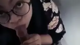 Pacar Berjilbab Nyepong Di Toilet Mall Video by Indo18